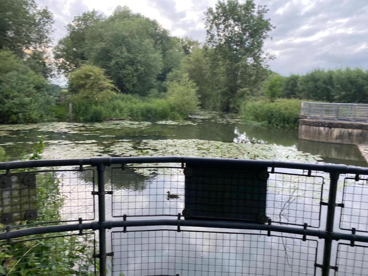 Contemporary Trumpington Apartment With Self Check-In ,Free On-Site Parking, Terrace, Super Fast Wifi & 5 Mins Drive To Papworth & Addenbrookes Hospitals Cambridge  Exteriér fotografie