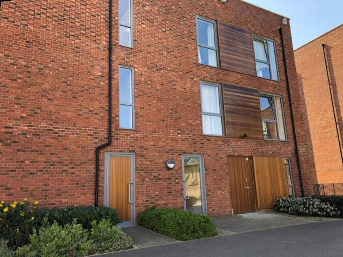 Contemporary Trumpington Apartment With Self Check-In ,Free On-Site Parking, Terrace, Super Fast Wifi & 5 Mins Drive To Papworth & Addenbrookes Hospitals Cambridge  Exteriér fotografie