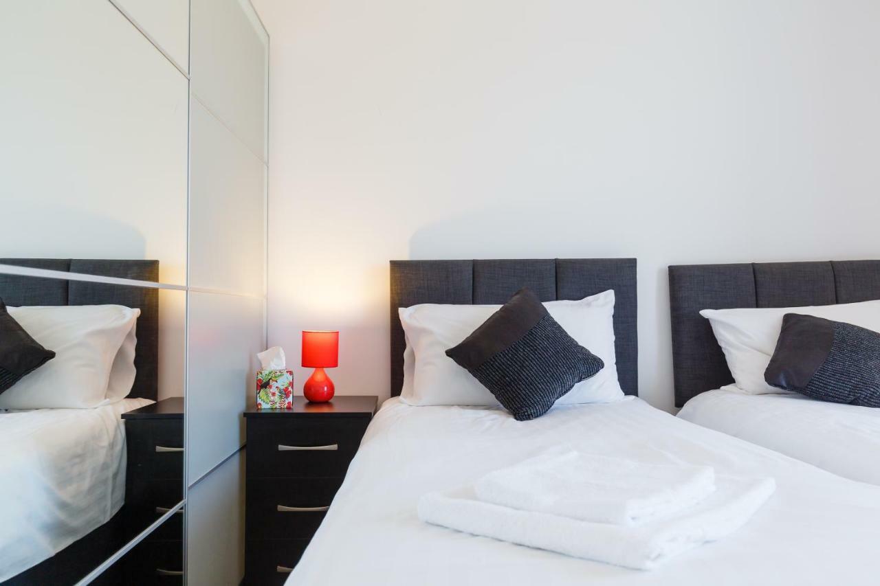 Contemporary Trumpington Apartment With Self Check-In ,Free On-Site Parking, Terrace, Super Fast Wifi & 5 Mins Drive To Papworth & Addenbrookes Hospitals Cambridge  Exteriér fotografie