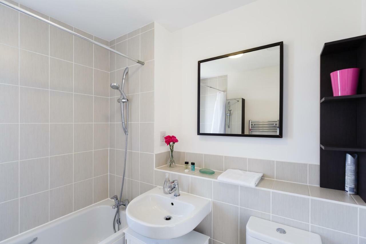 Contemporary Trumpington Apartment With Self Check-In ,Free On-Site Parking, Terrace, Super Fast Wifi & 5 Mins Drive To Papworth & Addenbrookes Hospitals Cambridge  Exteriér fotografie