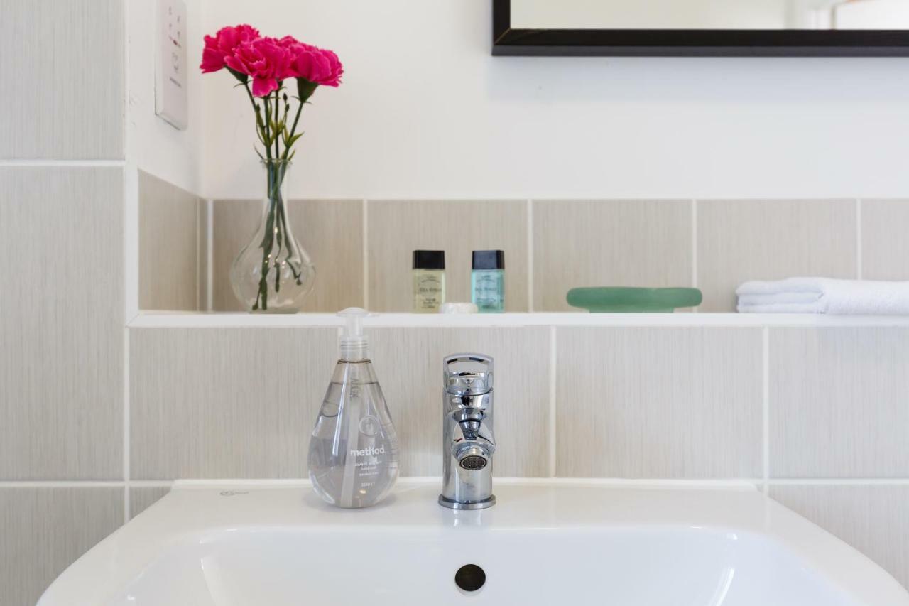 Contemporary Trumpington Apartment With Self Check-In ,Free On-Site Parking, Terrace, Super Fast Wifi & 5 Mins Drive To Papworth & Addenbrookes Hospitals Cambridge  Exteriér fotografie